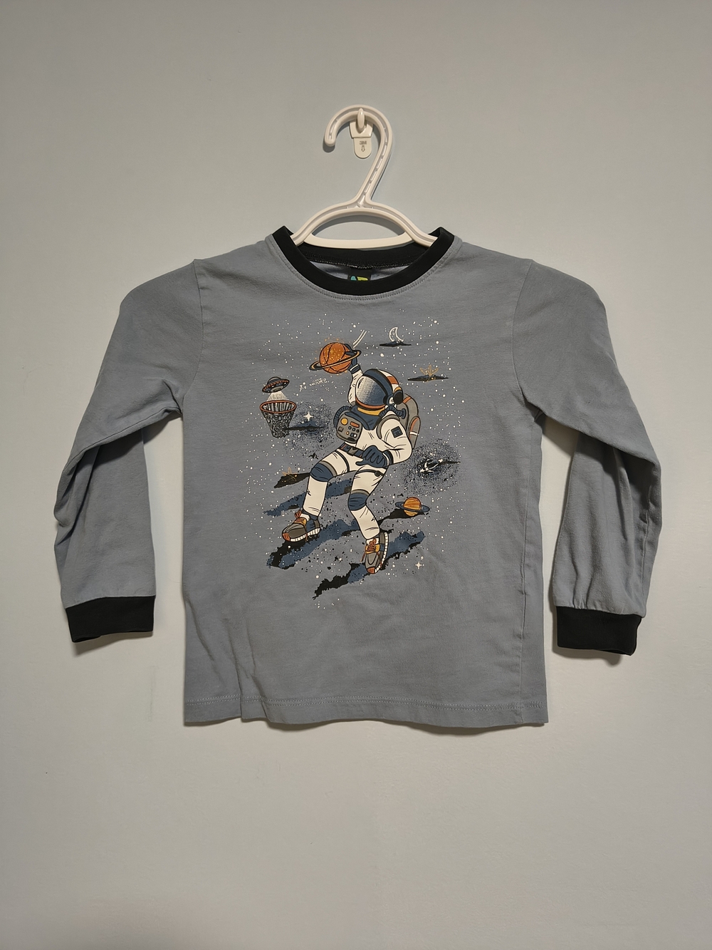 Kids Space Astronaut playing Basketball Long Sleeve Shirt - Gray Size T4